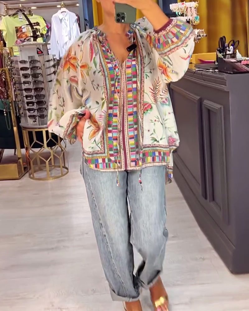 Sexet bluse med V-hals og moderigtigt print