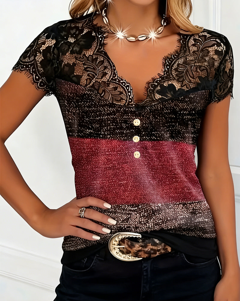 T-shirt med V-hals og patchwork-blonder i kontrastfarve