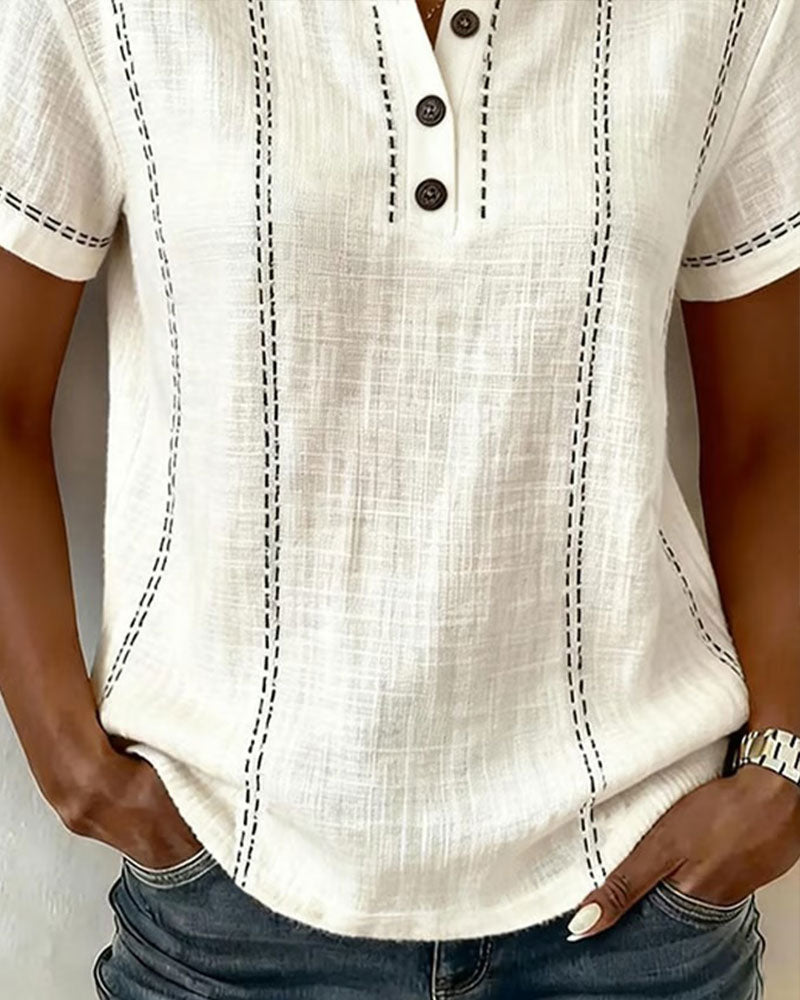 Afslappet T-shirt med V-hals og knapper