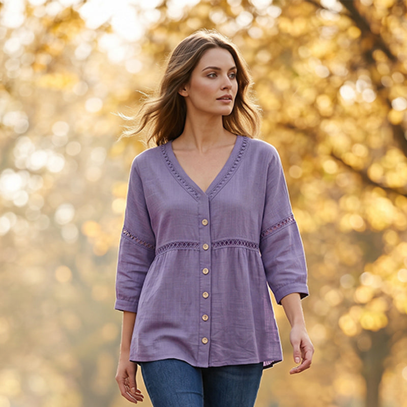 Elina – Bluse med V-hals og blondedetaljer