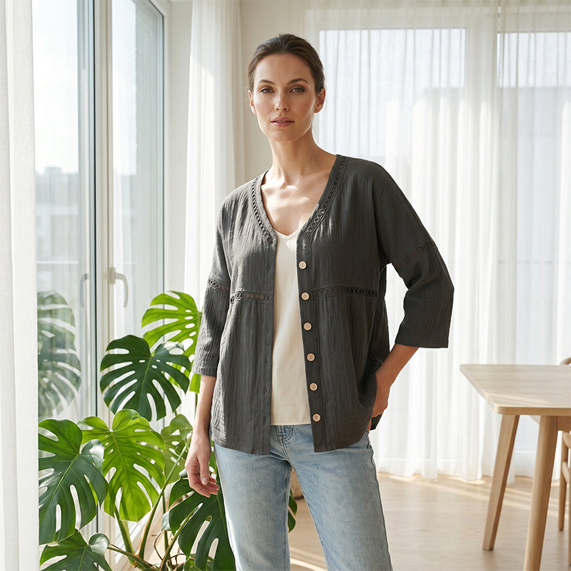 Elina – Bluse med V-hals og blondedetaljer
