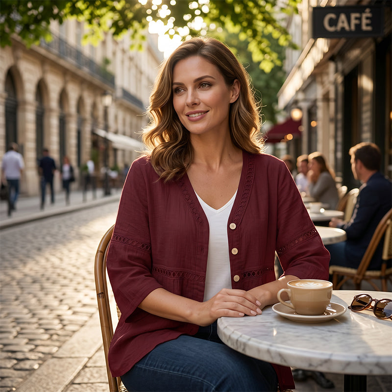 Elina – Bluse med V-hals og blondedetaljer