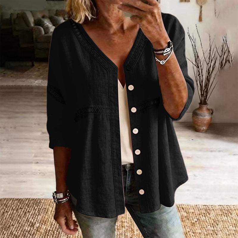 Elina – Bluse med V-hals og blondedetaljer
