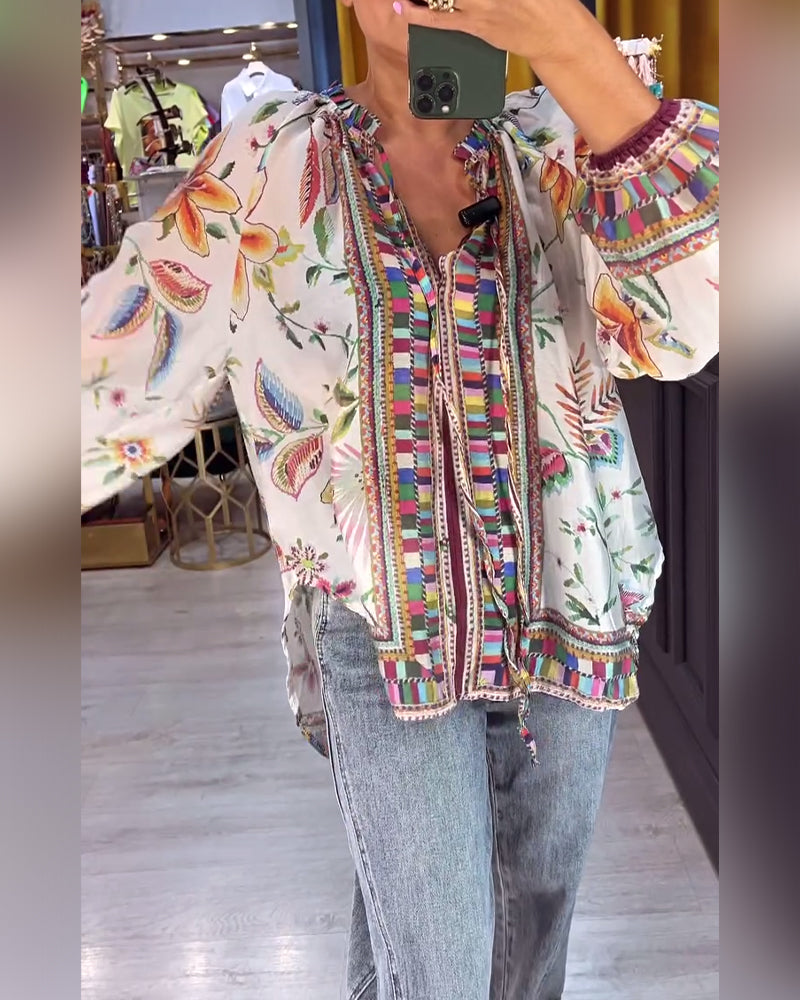 Sexet bluse med V-hals og moderigtigt print