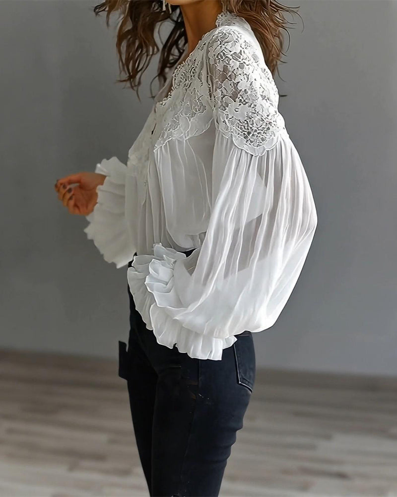 Patchwork-bluse i blonder med V-udskæring