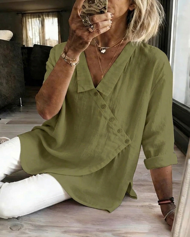 Asymmetrisk bluse med krave og diagonal knapning
