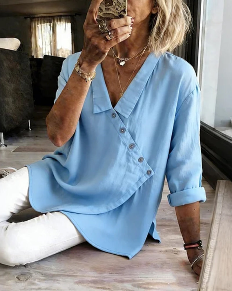 Asymmetrisk bluse med krave og diagonal knapning