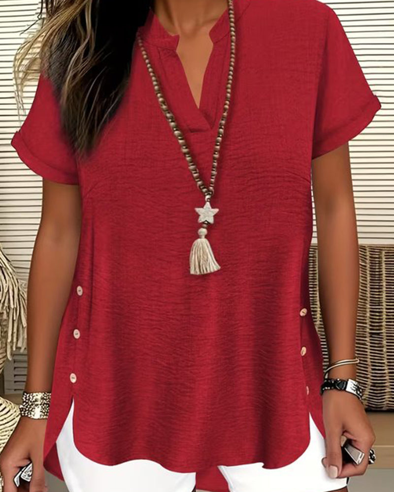Ensfarvet bluse med slids i siden og korte ærmer