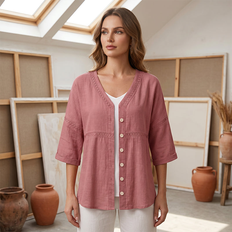 Elina – Bluse med V-hals og blondedetaljer