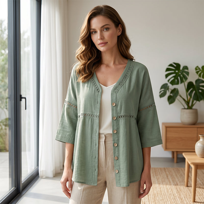 Elina – Bluse med V-hals og blondedetaljer