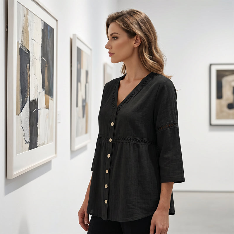 Elina – Bluse med V-hals og blondedetaljer