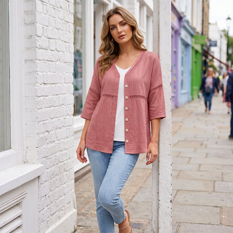 Elina – Bluse med V-hals og blondedetaljer