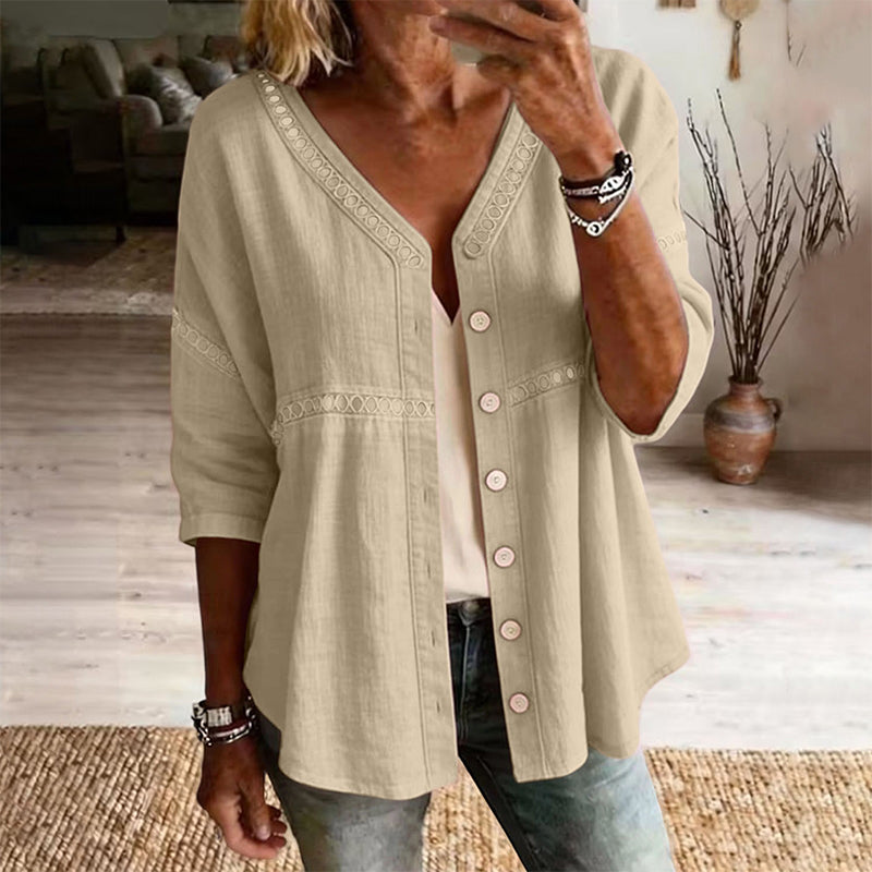 Elina – Bluse med V-hals og blondedetaljer