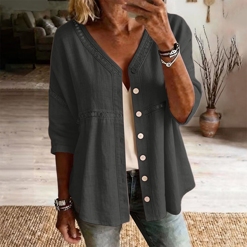 Elina – Bluse med V-hals og blondedetaljer