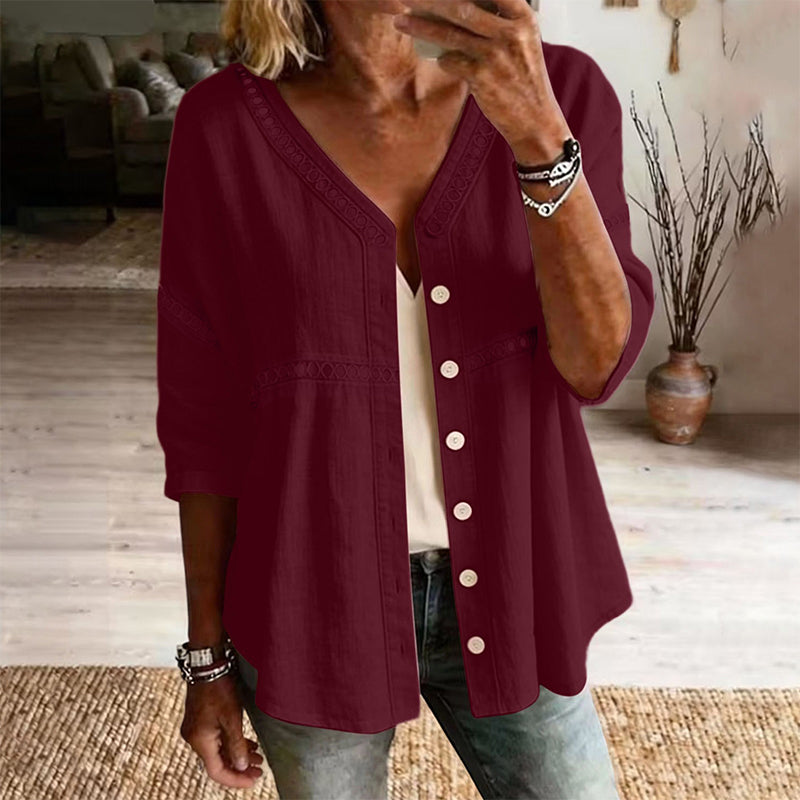 Elina – Bluse med V-hals og blondedetaljer