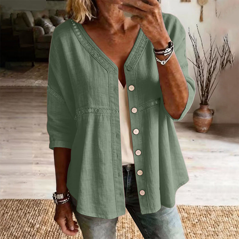 Elina – Bluse med V-hals og blondedetaljer