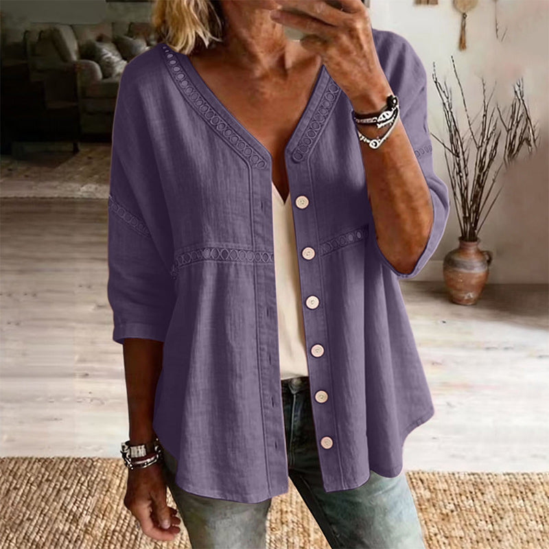 Elina – Bluse med V-hals og blondedetaljer