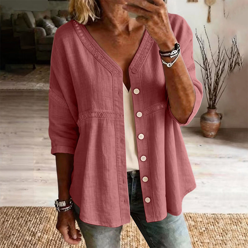 Elina – Bluse med V-hals og blondedetaljer