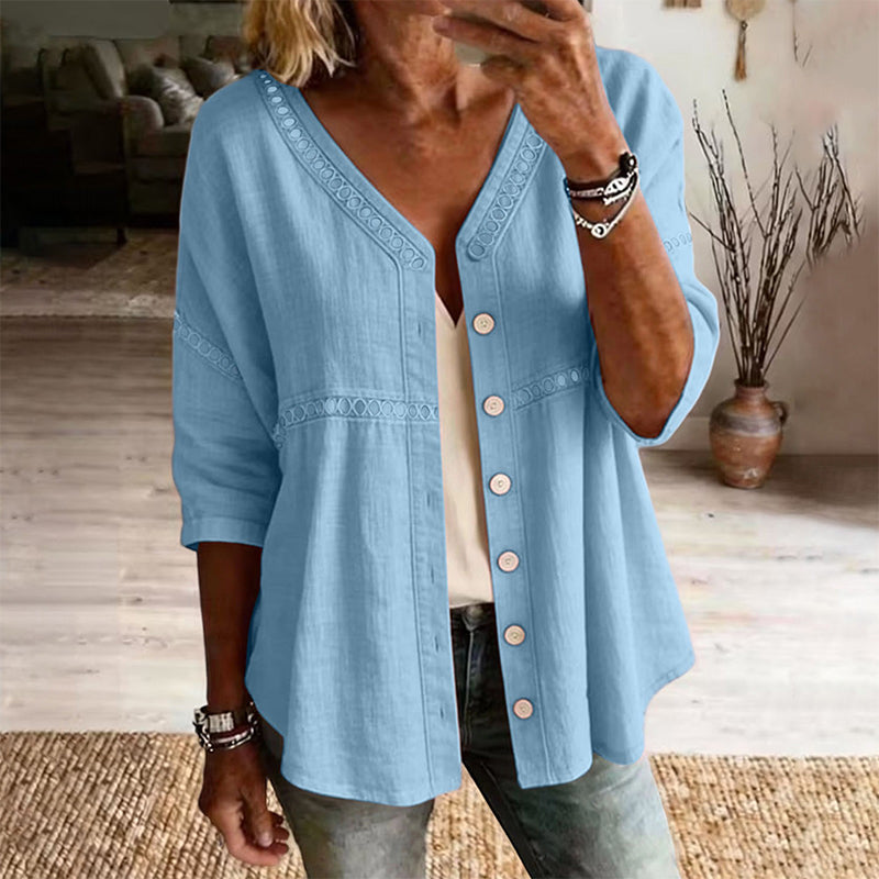 Elina – Bluse med V-hals og blondedetaljer