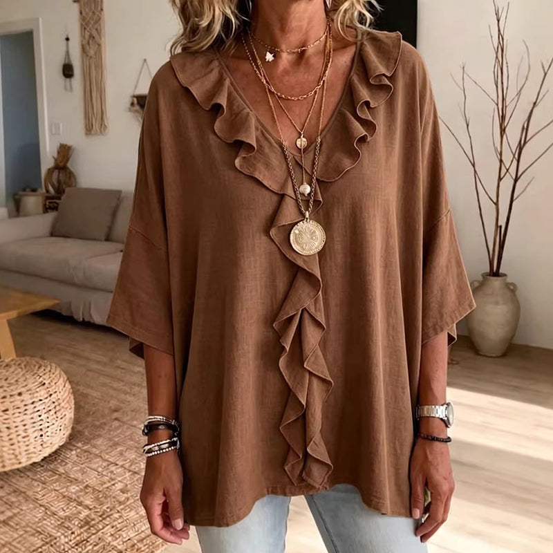 Nelio – Elegant bluse med V-hals og flæser